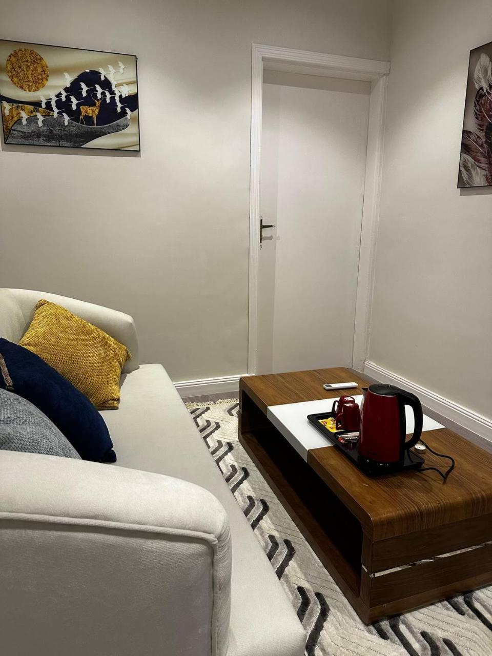 Apartment غرفة وصاله الملقا *